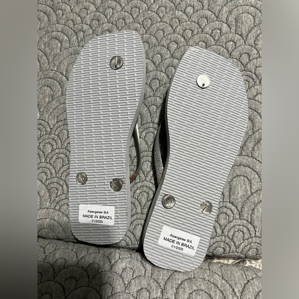 NEW Havaianas Women’s Gray Flip Flops with Rose Gold and Silver Glitter Straps - Picture 4 of 4